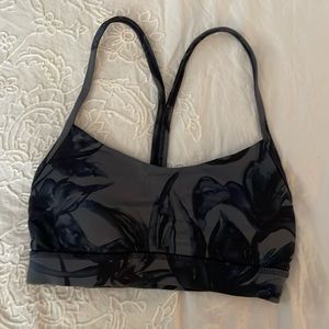 EUC Lululemon sports bra. Size 0? Not sure but very small.